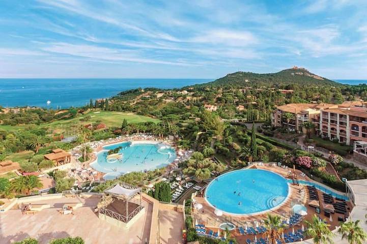Gîte pour 5 personnes, avec piscine ainsi que jardin et terrasse dans Port D Agay