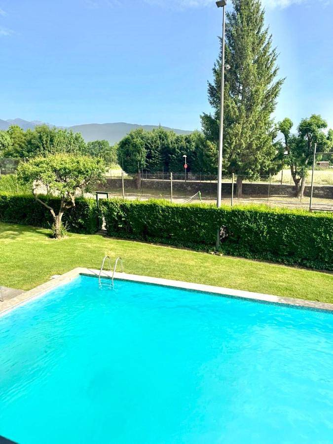Apartamento entero, Exclusiu apartament al centre, piscina, 3 hab, 2,5 banys, 6pax by Cal Querol in Llivia, Parque Natural Regional de los Pirineos Catalanes
