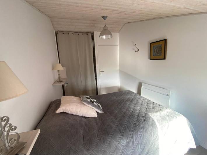 Gîte pour 2 personnes, avec terrasse ainsi que vue et piscine à Angliers - 3