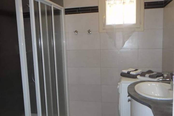 Gîte pour 4 personnes, avec piscine ainsi que terrasse et jardin, animaux acceptés à Saumane - 4