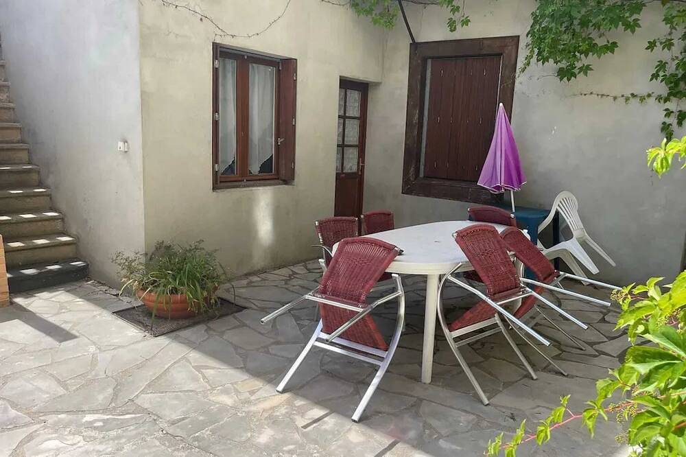 Entire apartment, Homerez - Studio - Néris-les-Bains in Néris-les-Bains, Montluçon region