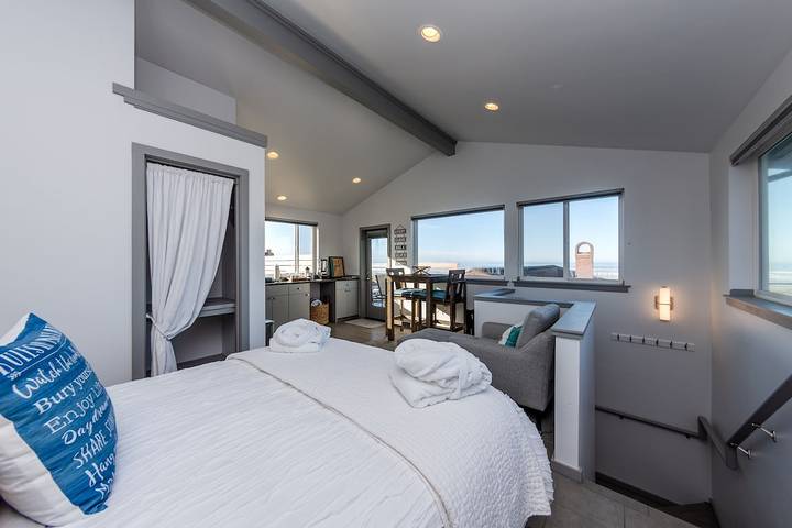 Vacation rental for 12 people, with hot tub and yard in Manzanita