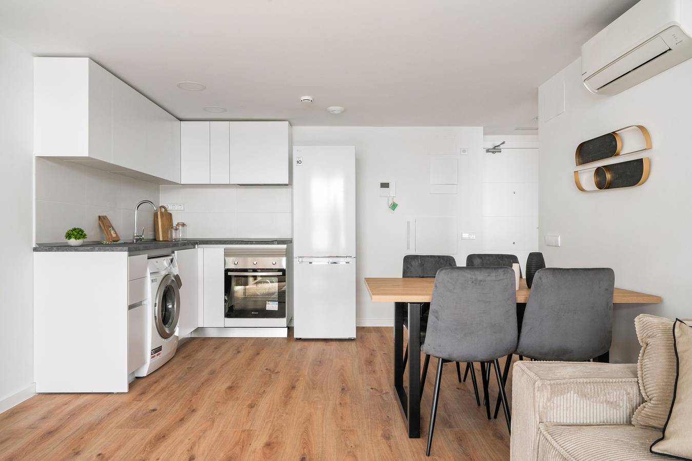 Entire apartment, Apartamento business con garaje y piscina de alquiler temporal in San Sebastián de los Reyes, Madrid Province