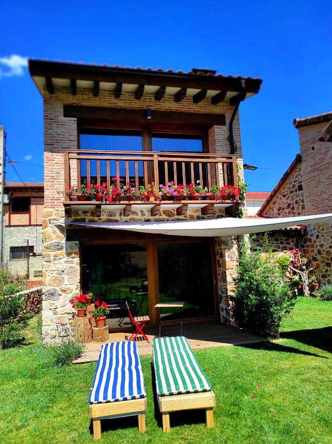 Location de vacances pour 3 personnes, avec vue ainsi que piscine et jardin à Casarejos