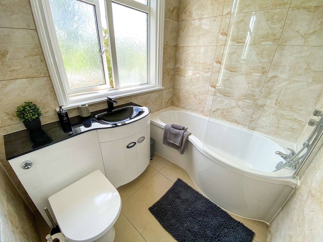Bright & Modern 3-Bedroom Home with Garden near Luton Airport in Luton, Chiltern Hills