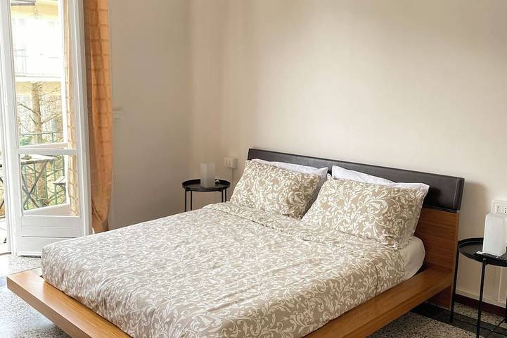 Ganze Wohnung, Apartment in Alba with free parking. Sleeps 7. Self check-in in Spiaggia cherasca, Alba