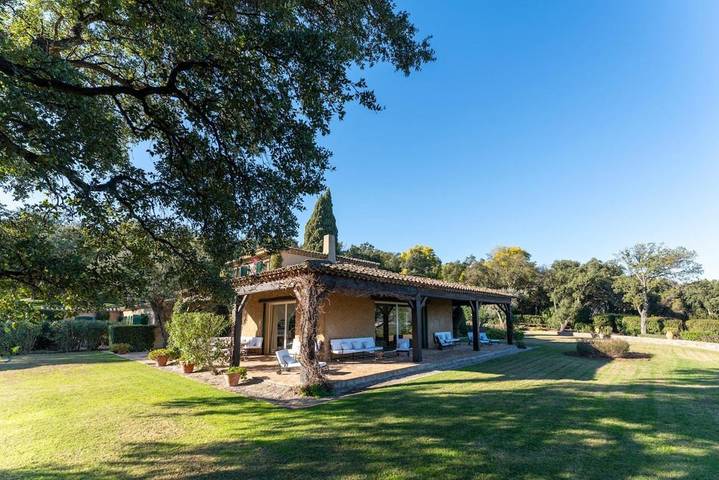 Location de vacances pour 14 personnes, avec piscine ainsi que jardin et vue à La Môle - 4