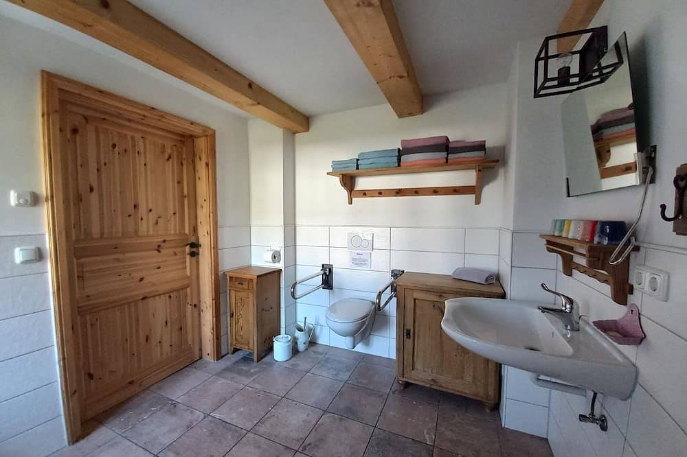 Entire apartment, Rental-Large-Mobility bath-Garden view-Bauernhaus Wohnung 2 in Laasow, Vetschau