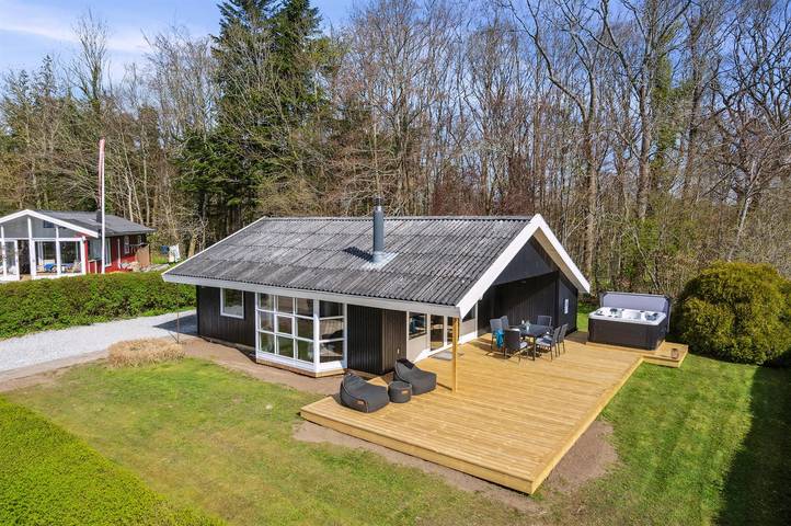 Ferienhaus für 6 Personen, mit Whirlpool und Terrasse sowie Garten in Pøt Strandby