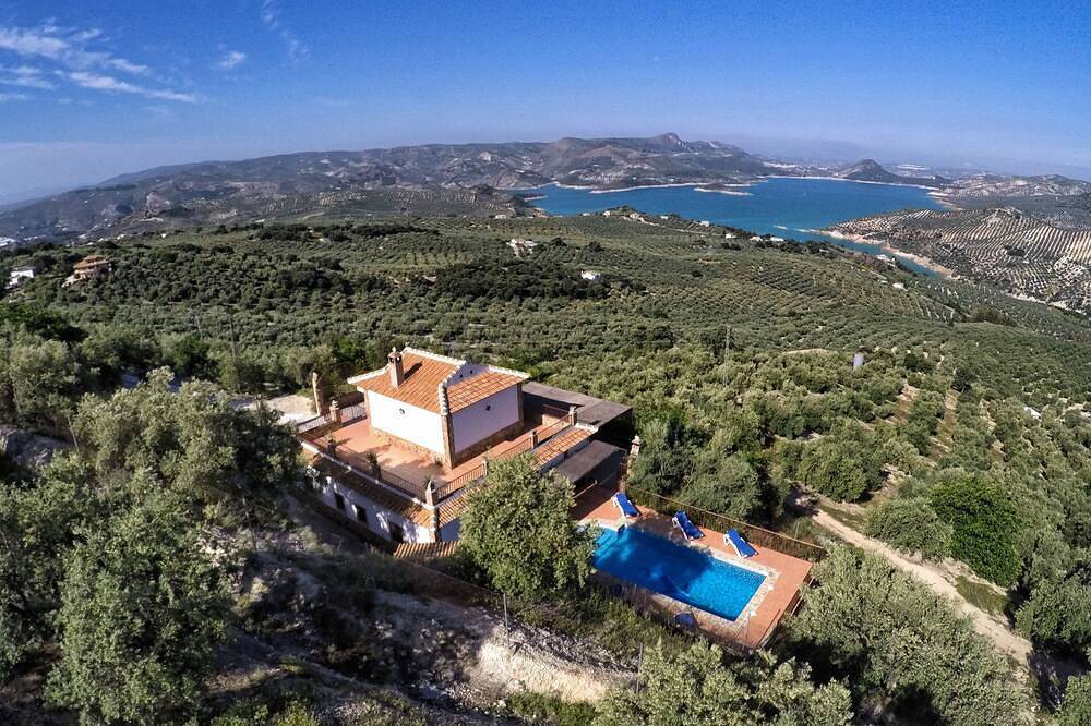 Beautiful Lake Views House with Lovely Paved Garden in Iznájar, Sierras Subbéticas