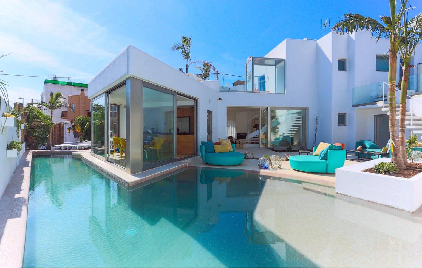 Cozy Apartment with Pool, Terrace & Parking - 800m to Beach in Playa d'en Bossa, Sant Josep de sa Talaia