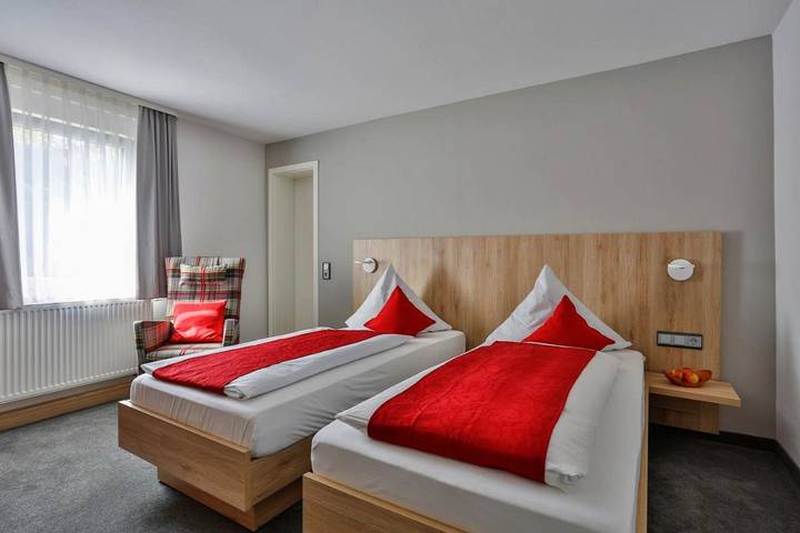 Hotel, mit Terrasse in Bad Ditzenbach - 2