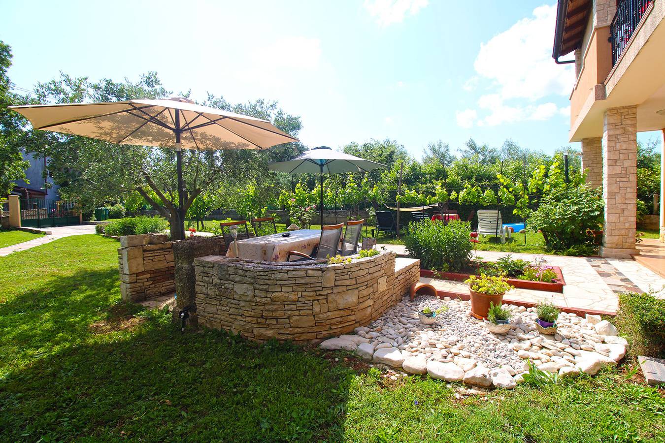 Ganze Wohnung, Ferienwohnung für 6 Personen mit Terrasse in Muntic, Südküste Istrien