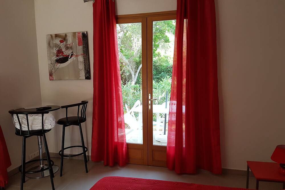 Geheel appartement, Palombaggia Studio met airconditioning in het hart van de maquis op 700 meter van het strand in Palombaggia, Porto-Vecchio