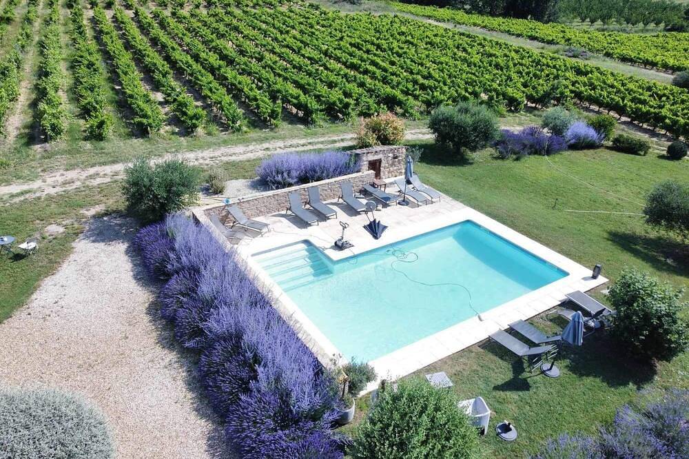 Großes Haus am Fuße des Luberon neben Lourmarin mit Schwimmbad in Puyvert, Regionaler Naturpark Luberon