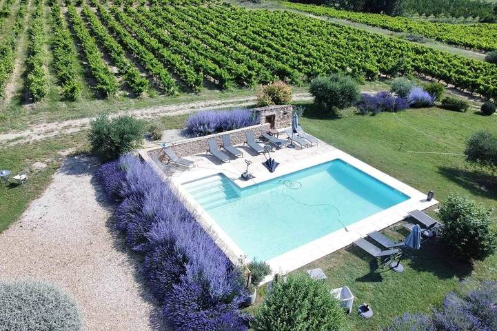 Location de vacances pour 10 personnes, avec jardin et terrasse à Puyvert