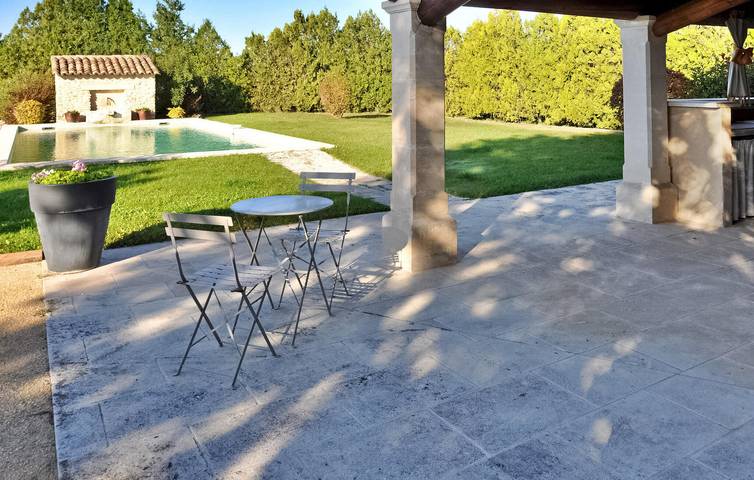 Amplio y cómodo apartamento con aparcamiento, piscina e Internet in L'Isle-sur-la-Sorgue, Vaucluse