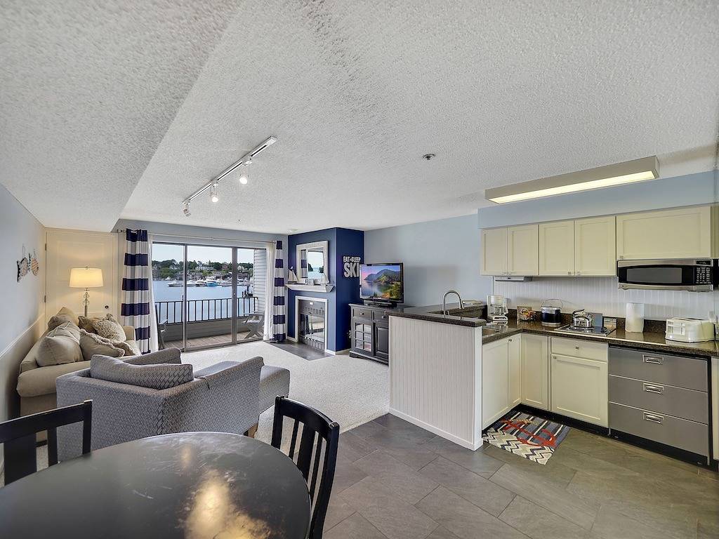 Ganze Wohnung, Gorgeous Lake Charlevoix Balcony | Downtown Charlevoix | Pool, Hot Tub, Sauna in Charlevoix, Charlevoix County