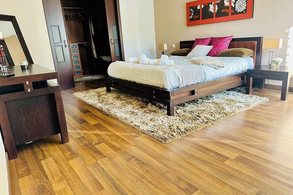 Lux Villa with Year-Round Heated Pool, beautiful outdoor space & Game Room in Montequinto, Dos Hermanas