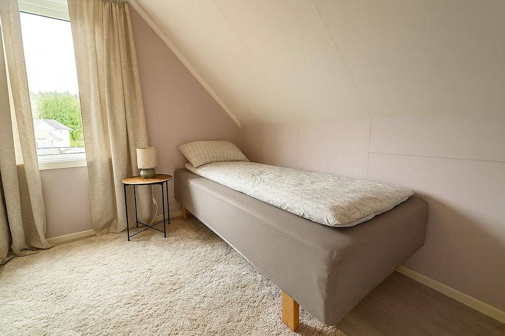 Holiday home by the sea with sea views, full kitchen and good wi-fi in Senja, Lenvik