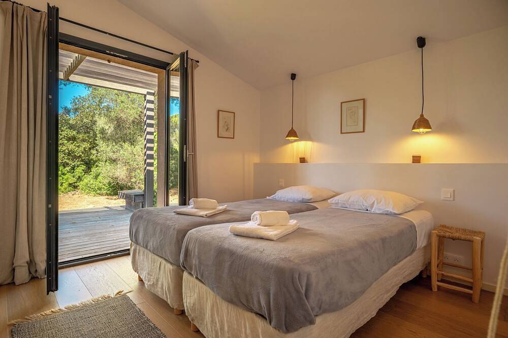 Villa les pieds dans l'eau, belle plage de Palombaggia au bout du jardin (150m) in Palombaggia, Porto-Vecchio