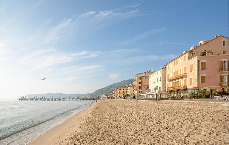 Appartamento con terrazza ariosa: Parco, AC, Internet, Letto per bambini | 1.5km Spiaggia in Spotorno, Riviera di Ponente