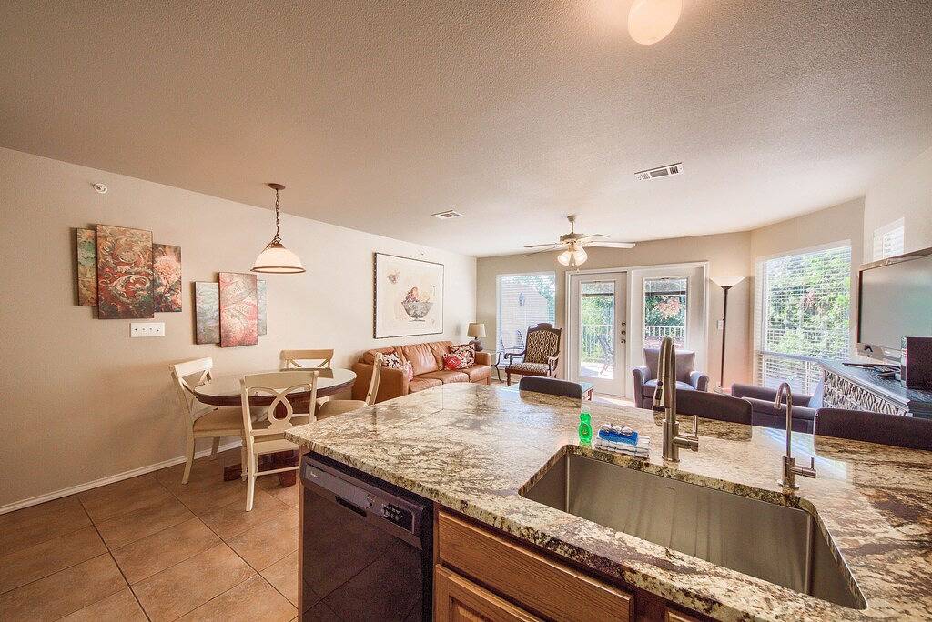 Ganze Wohnung, 2 Pools, 4 Hot tubs on the Guadalupe River! Walk to Schlitterbahn! in New Braunfels, Comal County