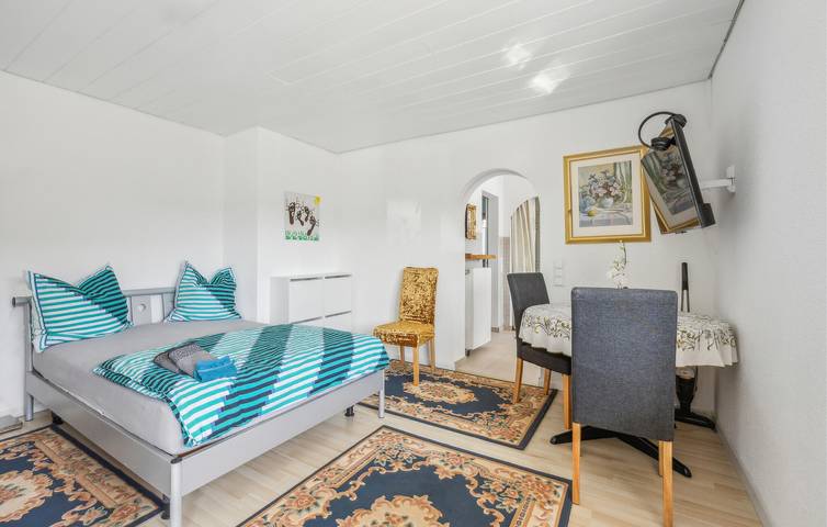 Ganze Ferienwohnung, Charmante Wohnung mit Parkplatz, TV und Terrasse - Neibsheim 2.5km in Bretten, Kraichgau