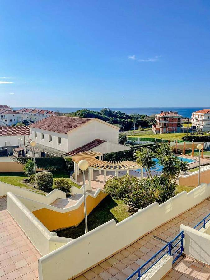 Geheel vakantieappartement, Peniche master bedroom with sea view balcony, private bathroom, shared kitchen, swimming pool, surfing resort in Peniche, Leiria District