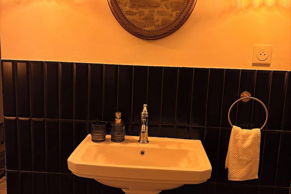 Entire apartment, Secret Apartment - Time Travel in Peynier, Mediterranean Coast (France)