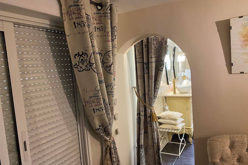 Independent suite- Ground floor of our family home in the middle of a vineyard in Cers, Côte d'Améthyste