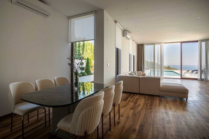 Villa für 8 Personen, mit Balkon/Terrasse und Garten sowie Pool und Sauna in Montenegro - 2