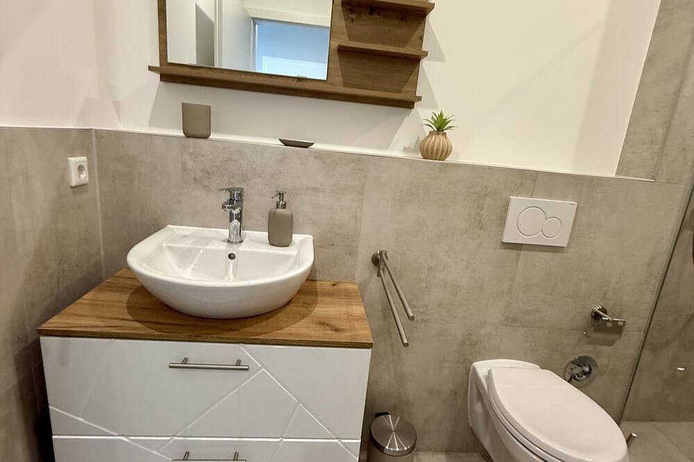 Ganze Wohnung, Studio-Apartment No. 8 in Phantasialand, Brühl