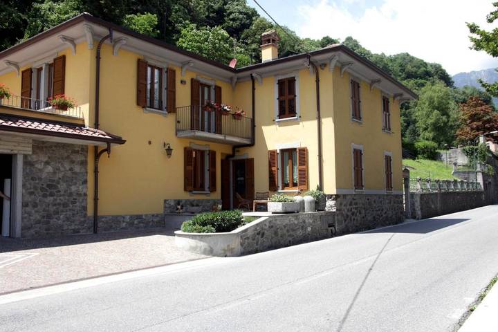 Location de vacances pour 4 personnes, avec Terrasse ainsi que Jardin et Vue à San Giovanni Bianco