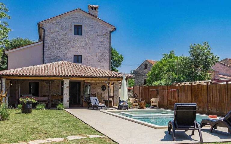Ferienhaus für 17 Personen, mit Balkon/Terrasse und Terrasse sowie Whirlpool und Pool in Barban - 2