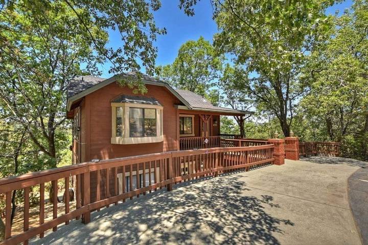 Log cabin for 6 people, with terrace in Lake Arrowhead