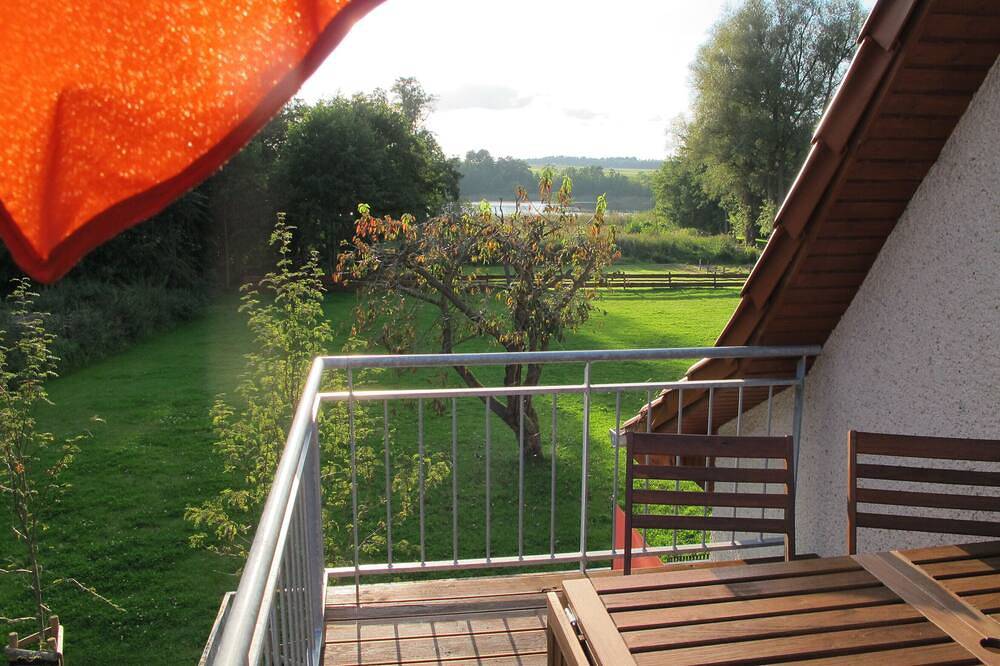 Ganze Wohnung, Blick zum See - moderne Ferienwohnung mit großer Terrasse in Strasen, Wustrow (Mecklenburgische Seenplatte)