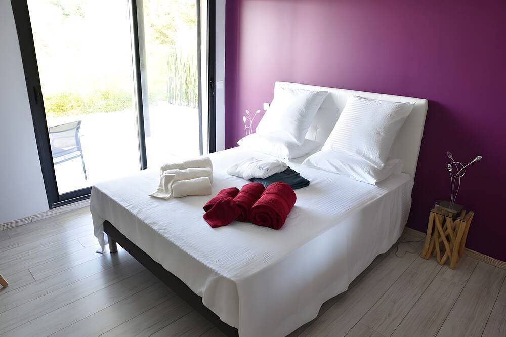 Entre mer et pinède (piscine, spa-jacuzzi, sauna) - chambre aubergine in Bandol, Côte méditerranéenne (France)