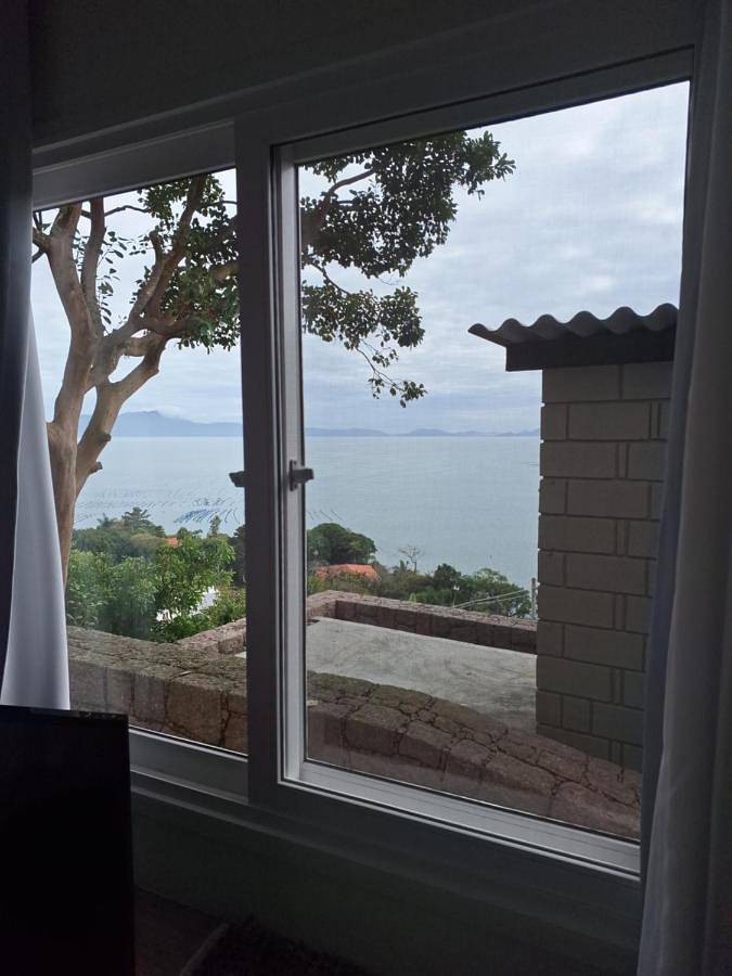Casas e apartamentos de temporada para 2 pessoas, com balcão e vista e ainda jardim em Governador Celso Ramos