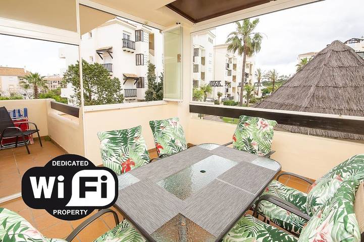 Chalet para 4 personas, con piscina además de terraza y jardín en Manilva