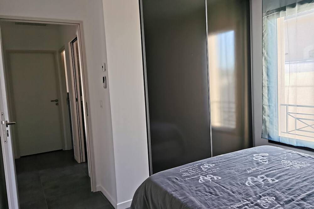 Chambre tout confort, salle d'eau et toilettes séparées 60€ la nuit in Plaissan, Région de Lodève