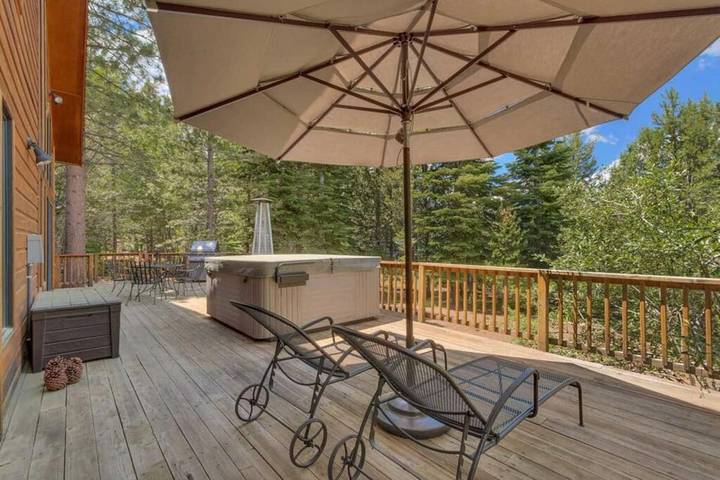 Log cabin for 8 people, with yard and pool as well as hot tub and balcony in Donner Lake