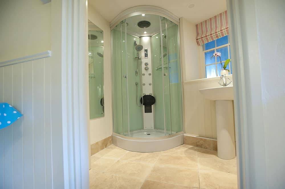 Entire apartment, Abbey Stables - Romantic art inspired hideaway in old harbour area in Penzance, Cornwall