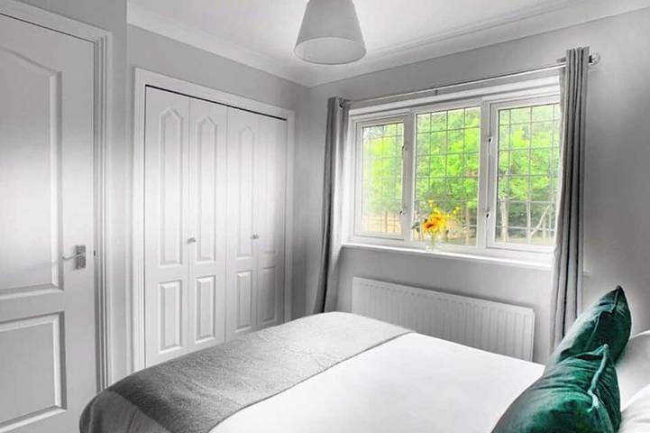 Appartement entier, Woking, 2 Bedroom House, Parking & Garden in Woking, Surrey