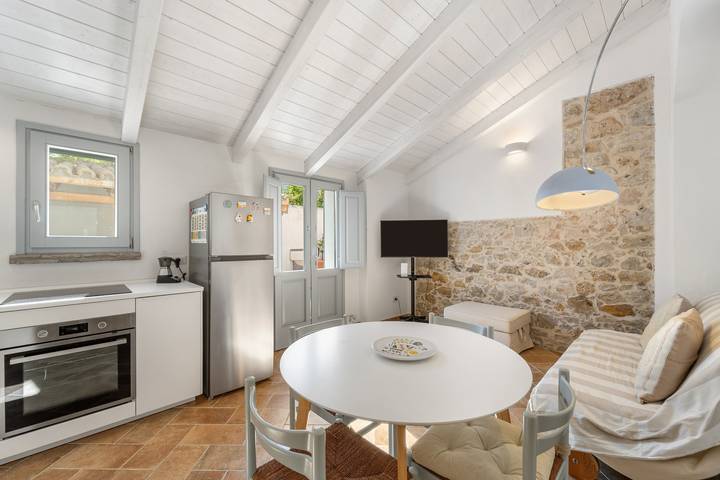 Casa vacanze 'La Casetta' con terrazza privata, Wi-Fi e aria condizionata in Giba, Sulcis Iglesiente