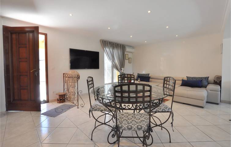 Location de vacances pour 6 personnes, avec piscine ainsi que terrasse et jardin à Bagnols-en-Forêt - 4