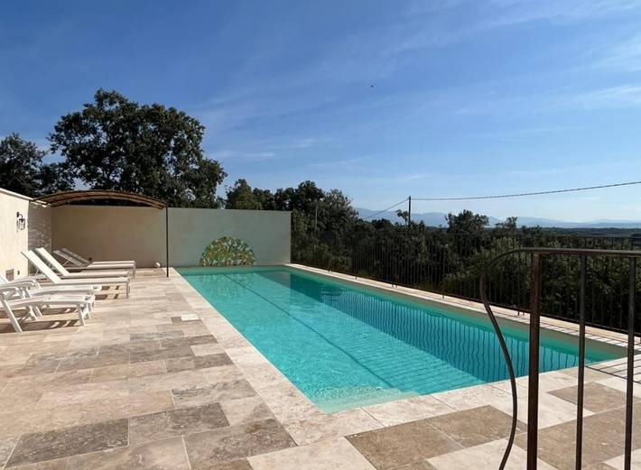 Gîte pour 15 personnes, avec balcon ainsi que piscine et jardin