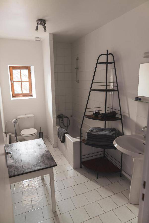 Location de vacances pour 6 personnes, avec vue et balcon ainsi que jardin et piscine à Espinas - 4
