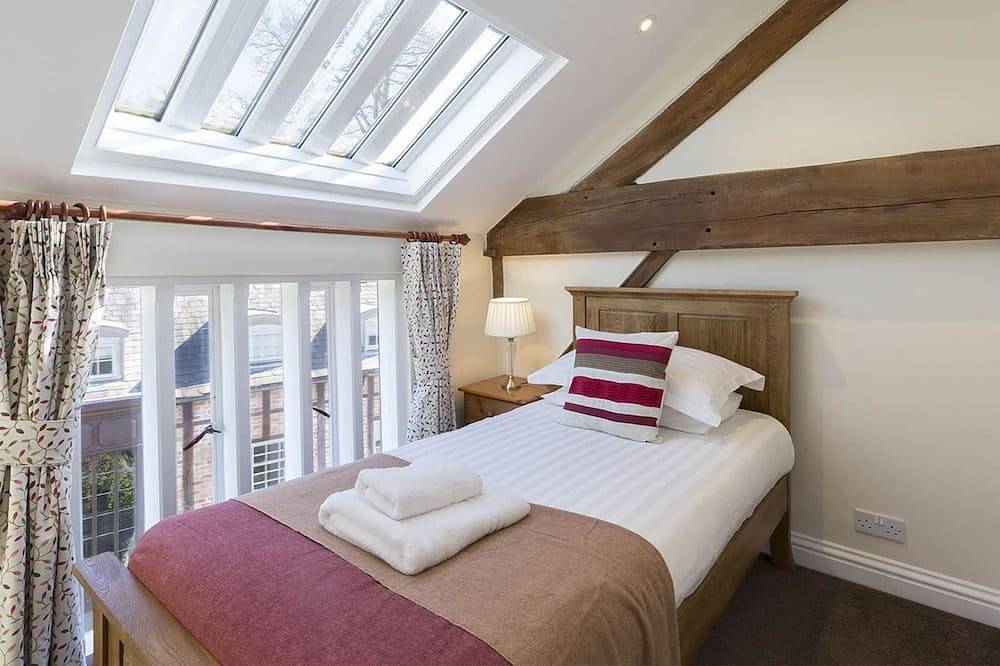 Entire apartment, A sudeley castle cottage that sleeps 4 guests  in 3 bedrooms in Winchcombe, Gloucestershire