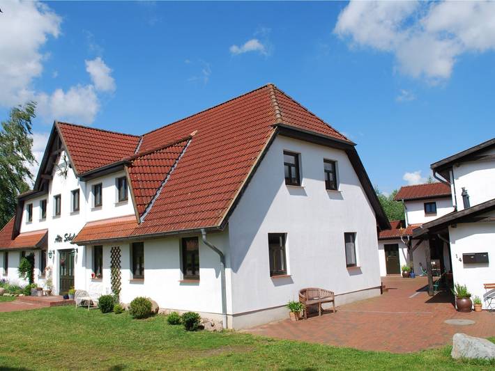 Villa für 12 Personen, mit Terrasse und Garten sowie Pool in Mecklenburgische Seenplatte